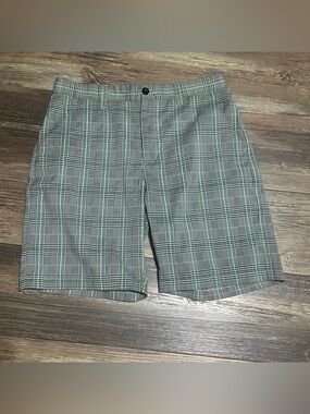 Travis Mathew plaid golf shorts Men’s 32 green and black